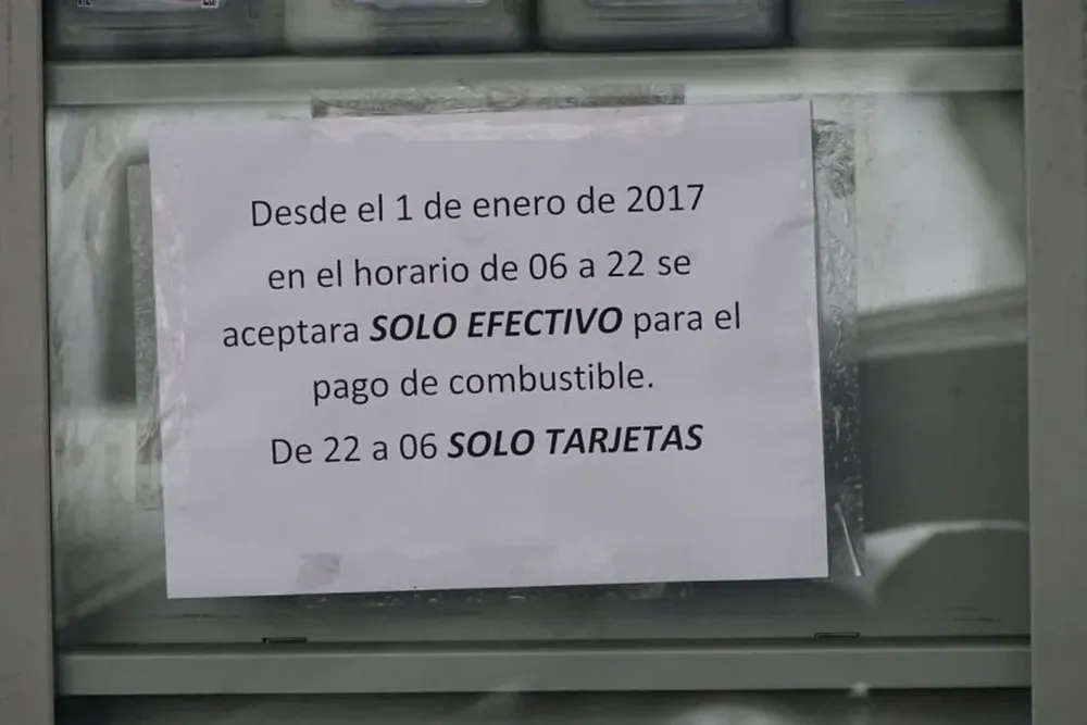 Así avisan a los clientes en las estaciones del Maldonado acerca de la medida adoptada