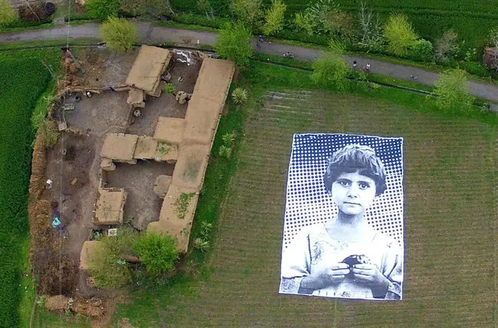 Pakistán- Fotografía cedida por el Poyecto #notabugspat de una vista aérea de la imagen gigante de una niña