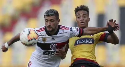 Giorgian de Arrascaeta y Byron Castillo en la etapa del lateral en Barcelona de Ecuador, jugando por Copa Libertadores