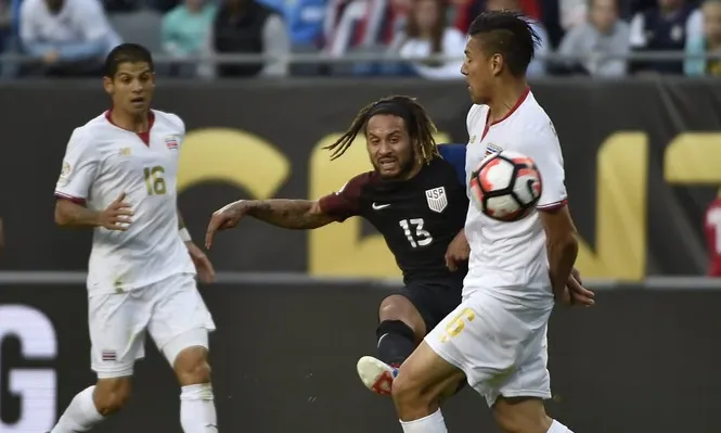 Clint Dempsey celebra el gol que le dio el triunfo a Estados Unidos, ante Paraguay
