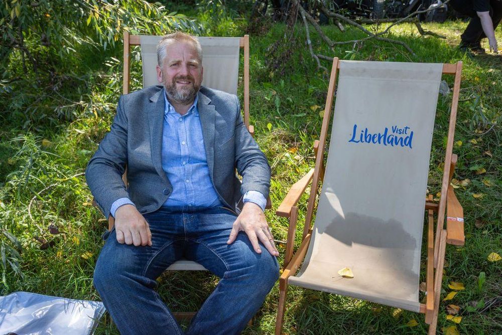 El presidente de la República Libre de Liberland en una visita al territorio que reclama en 2023.