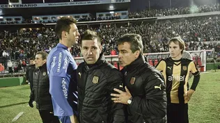 Pacheco y Bengoechea dialogan en plena suspensión del partido.