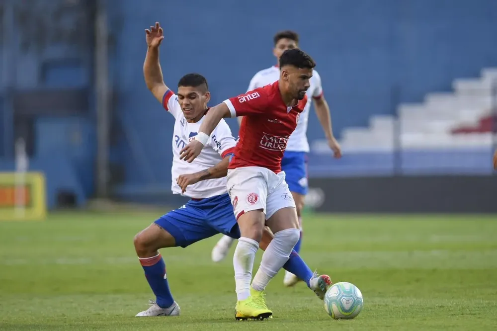 Gonzalo Vega y Brian Ocampo, durante el partido Rentistas-Nacional del Clausura.