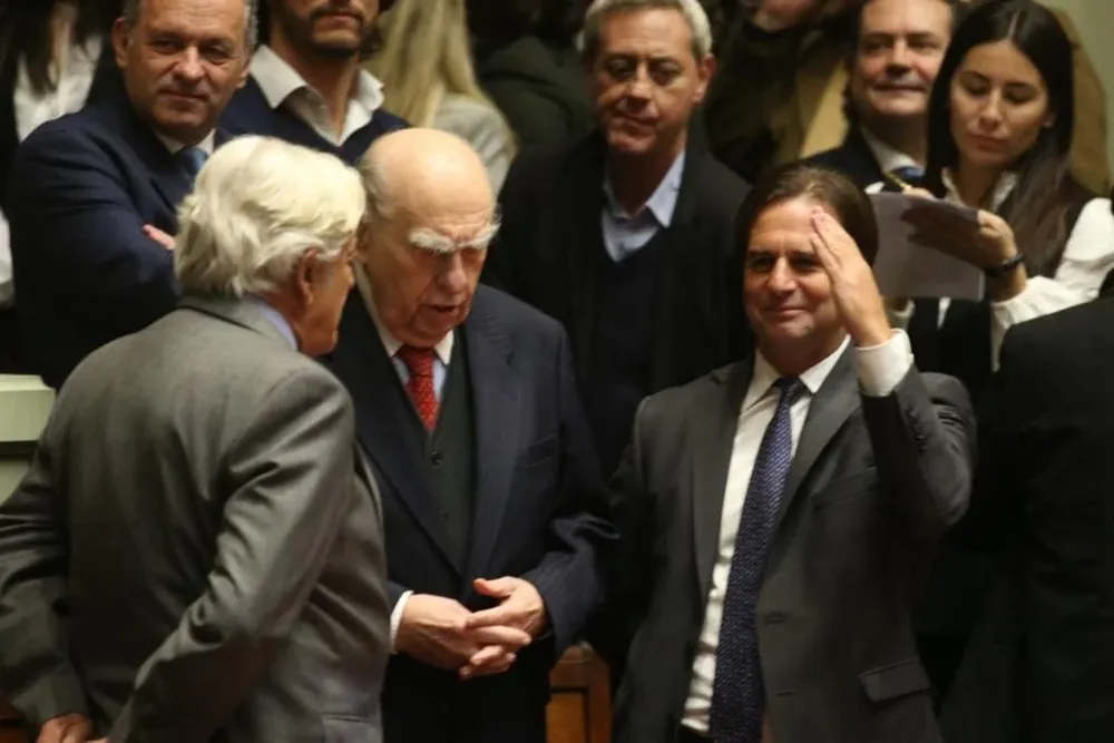 Lacalle Pou se ubicó en las gradas junto a los expresidentes Julio María Sanguinetti, Luis Lacalle Herrera y José Mujica