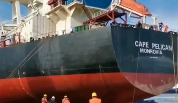 El buque Cape Pelican en el puerto de Montevideo
