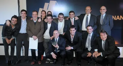 Los equipos de BHU y Cámara recibiendo la distinción