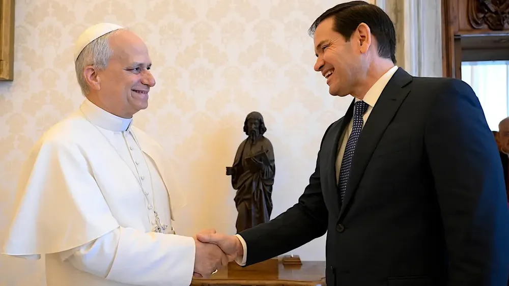 El secretario de Estado de EEUU, Marco Rubio, junto al papa León XIV durante su encuentro en el Vaticano el 19 de mayo de 2025.