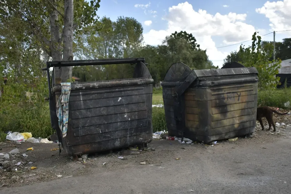 Contenedores rotos y vandalizados en el municipio A
