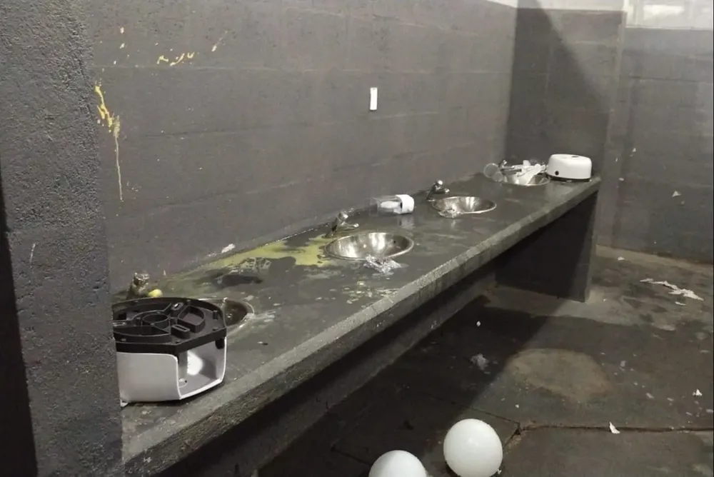 Una vez más hinchas de Nacional fueron al estadio de Peñarol con ánimo de generar destrozos