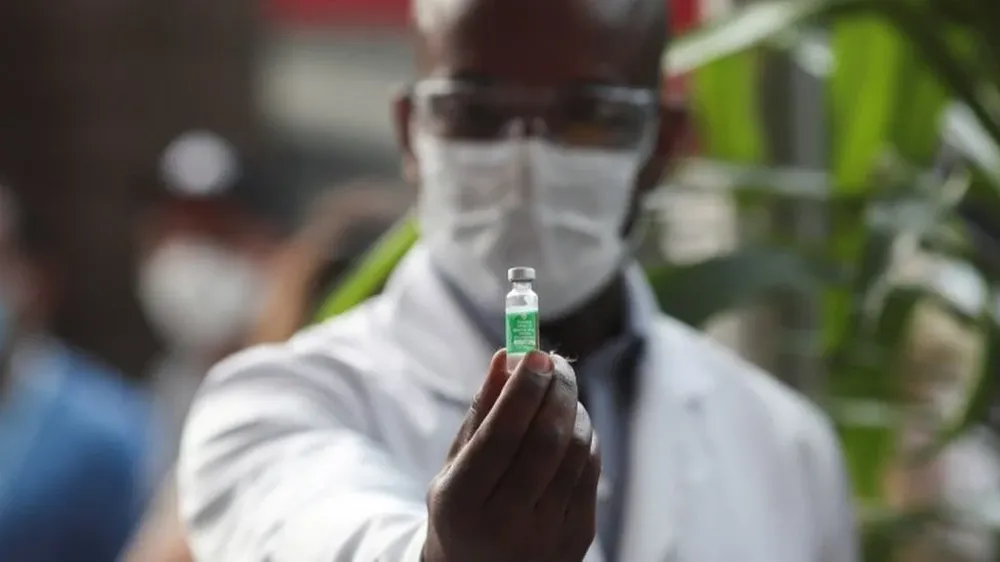 Un vial de una vacuna anticovid