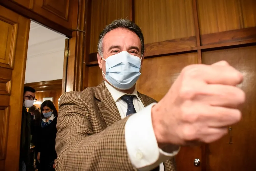 Salinas y un saludo característico de la pandemia