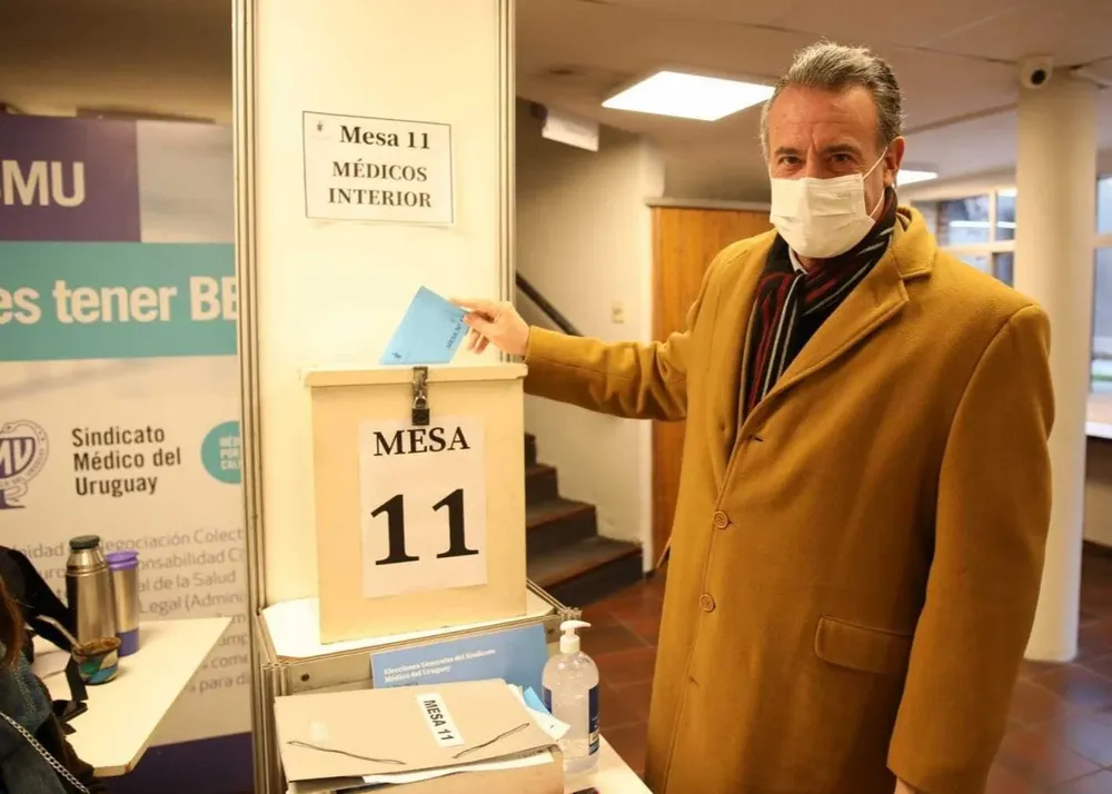 El ministro de Salud Pública, Daniel Salinas, emitiendo su voto en las elecciones del Sindicato Médico del Uruguay