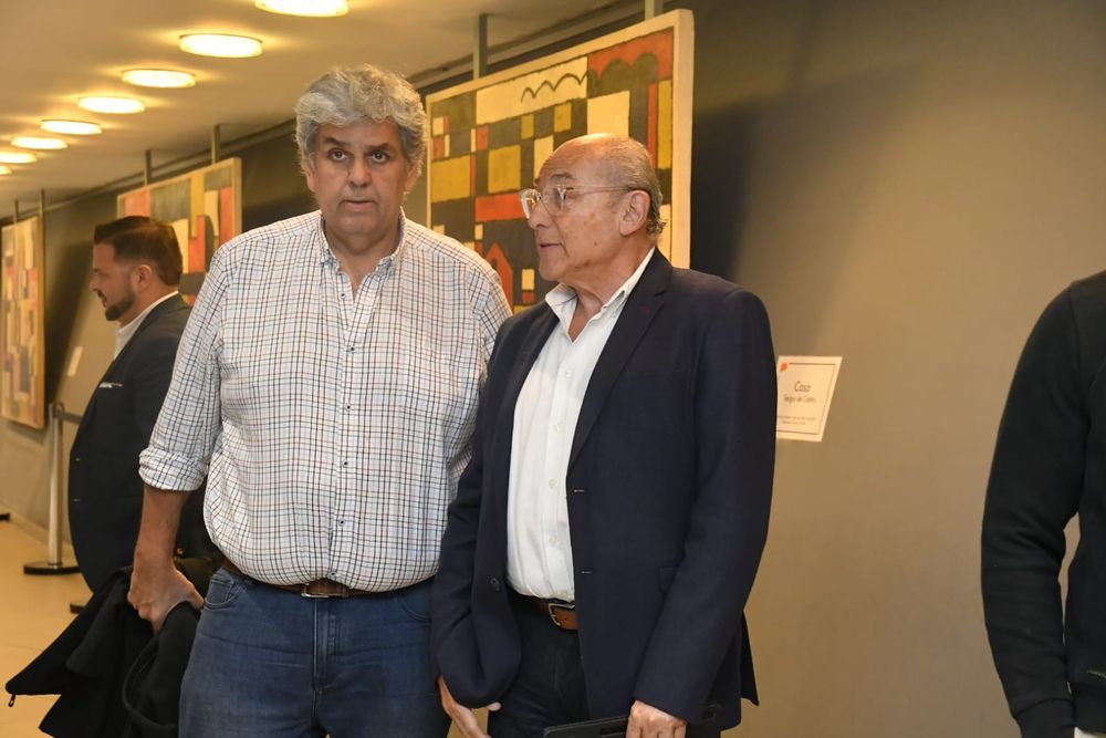 Evaristo González y Gustavo Guerra, ambos de Peñarol, en la reunión informativa de la AUF