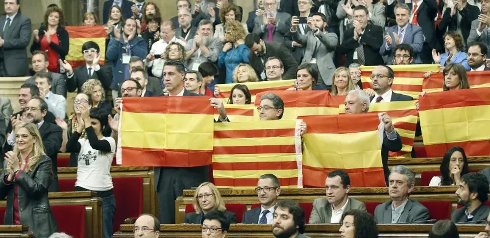 Los diputados sesionaron conj banderas de España y de Cataluña.