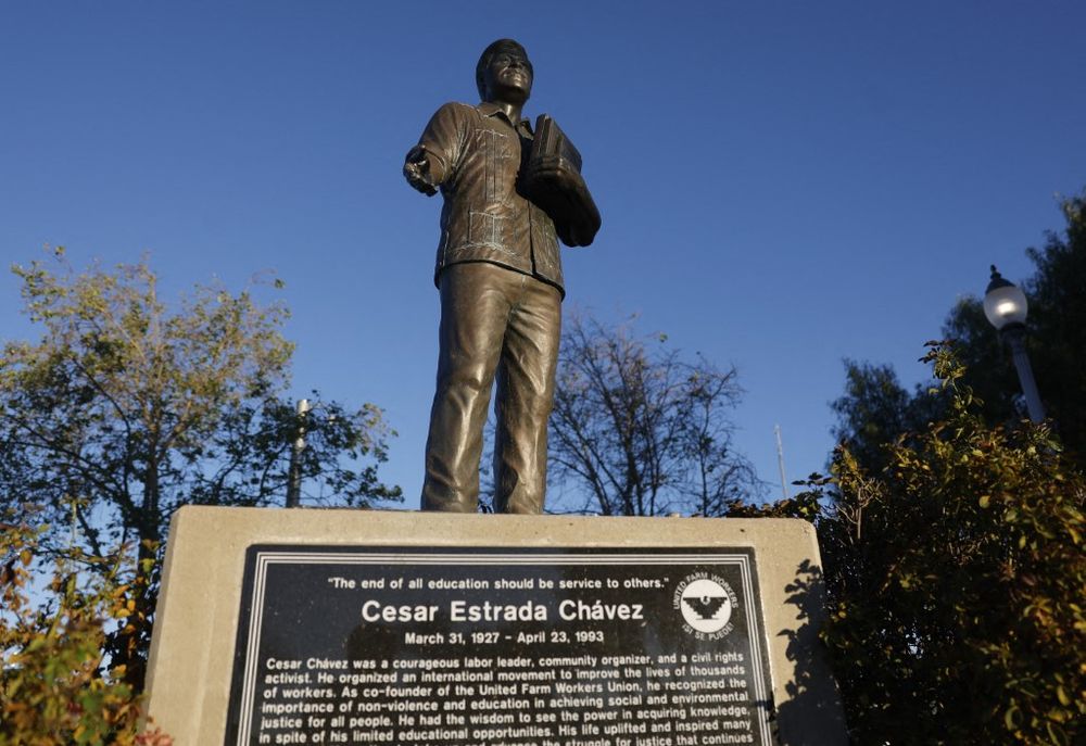 Una estatua de César Chávez en San Fernando, California