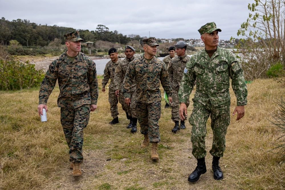 Marines de Estados Unidos junto a militares uruguayos durante la visita a Uruguay