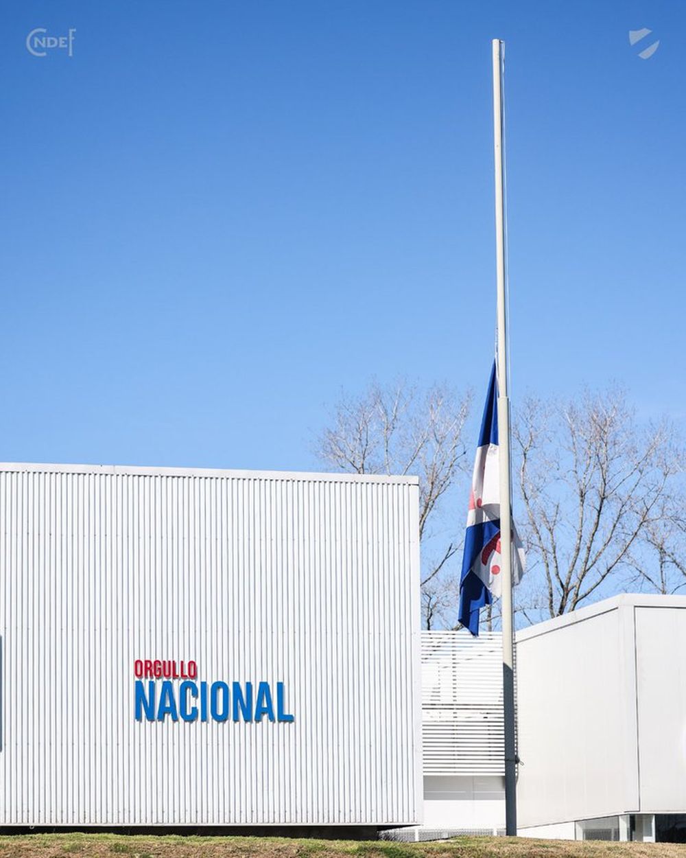 Bandera de Nacional a media asta en Los Céspedes