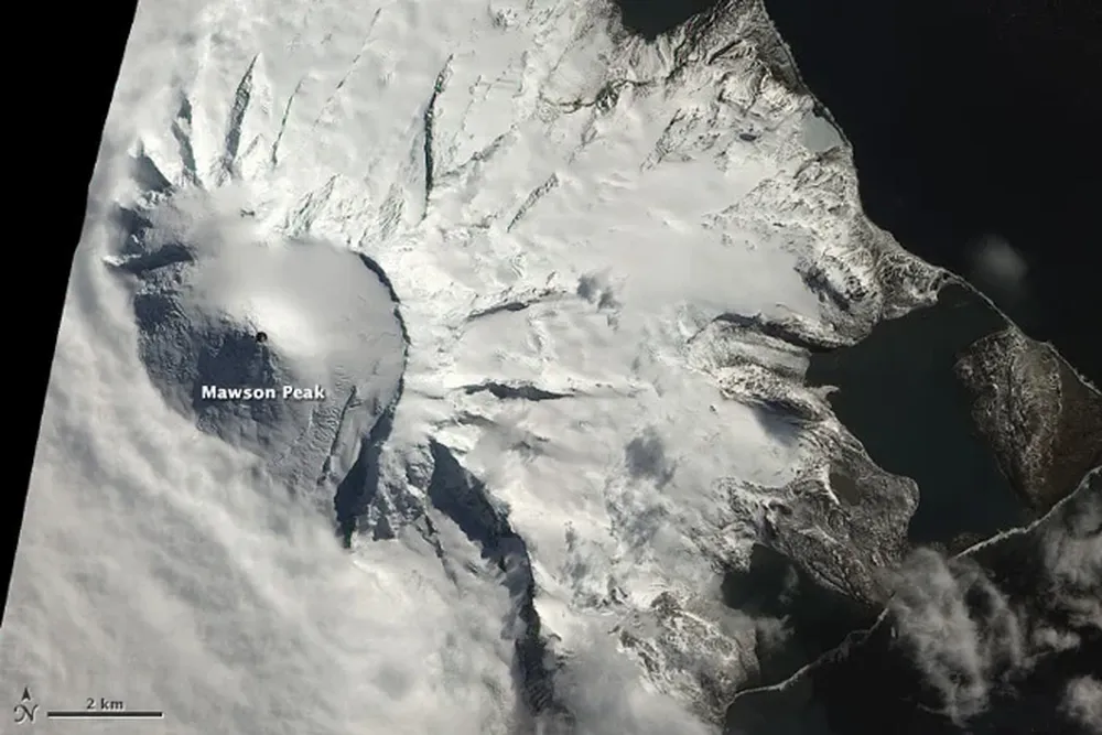 Isla Heard, Océano Índico Se trata de uno de los pocos volcanes del Océano Índico que se encuentran en actividad. Si bien no se conoce mucho a cerca de él, debido a su lejanía, se sabe que suele tener pequeños lagos de lava sobre la cima, como lo muestra en esta foto del 9 de noviembre.