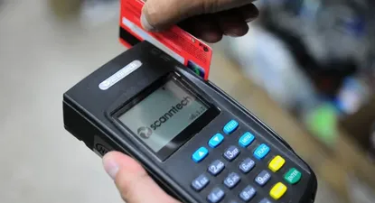 FA discute con Economía sobre regular aranceles de las tarjetas