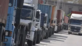 Camioneros siguen la huelga sin afectar reparto de combustible