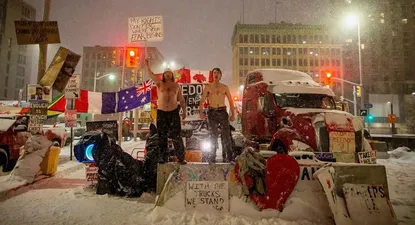 Se hicieron llamar Freedom Convoy (Tren de la libertad) y en febrero colapsaron la ciudad canadiense de Ottawa para protestar contra la obligatoriedad de la vacuna para los camioneros que cruzaban la frontera entre Estados Unidos y Canadá