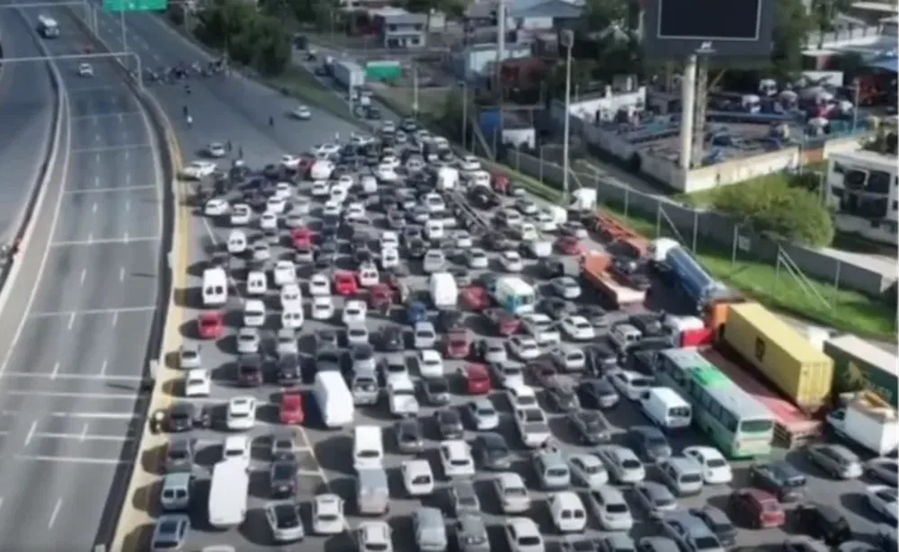 Vecinos sin luz cortan la autopista Buenos Aires-La Plata y hay un caos de tránsito