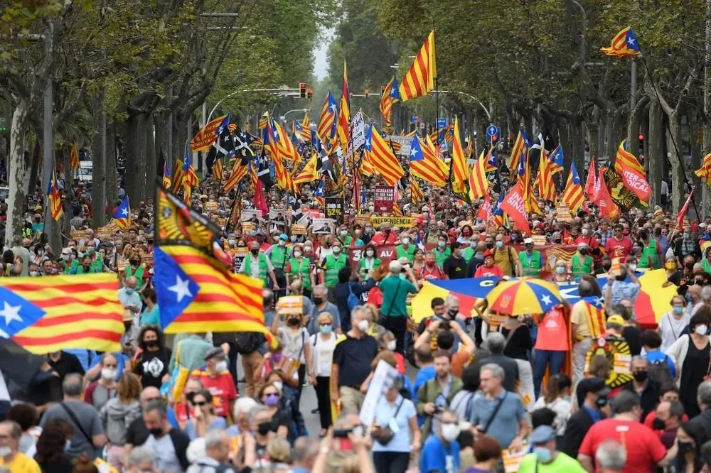 A cuatro años del referendum de independencia de Cataluña, que fue prohibido, miles de personas se manifestaron este domingo en Barcelona.