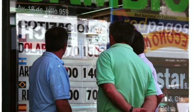 El dólar sigue en caída libre y se aleja de los $ 38 en el interbancario