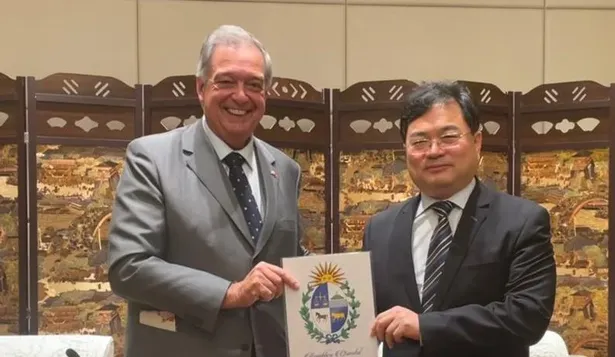 El regalo especial del ministro a jerarcas chinos.
