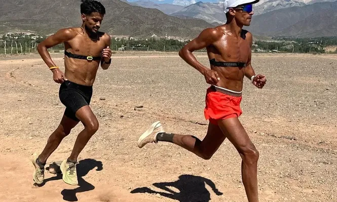 Zamora y Ayala en la pista de tierra en Salta
