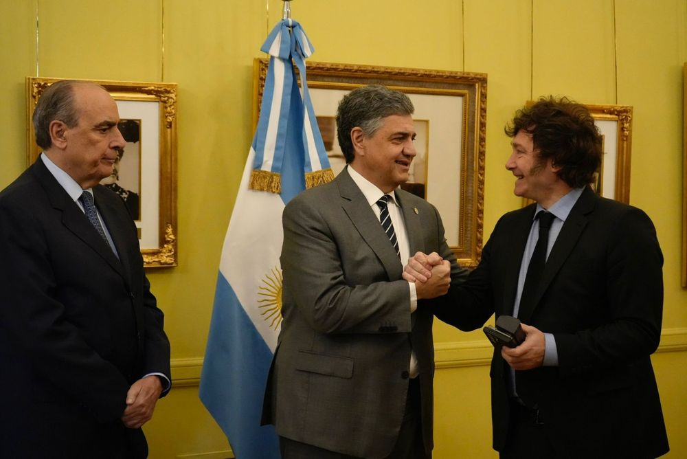 El Presidente Javier Milei se reunió hoy, en el Salón de la Ciencia Argentina de Casa Rosada, con el Jefe de Gobierno de la Ciudad de Buenos Aires, Jorge Macri, con quien firmó el Acta Acuerdo de transferencia de competencias sobre líneas de transporte público de pasajeros