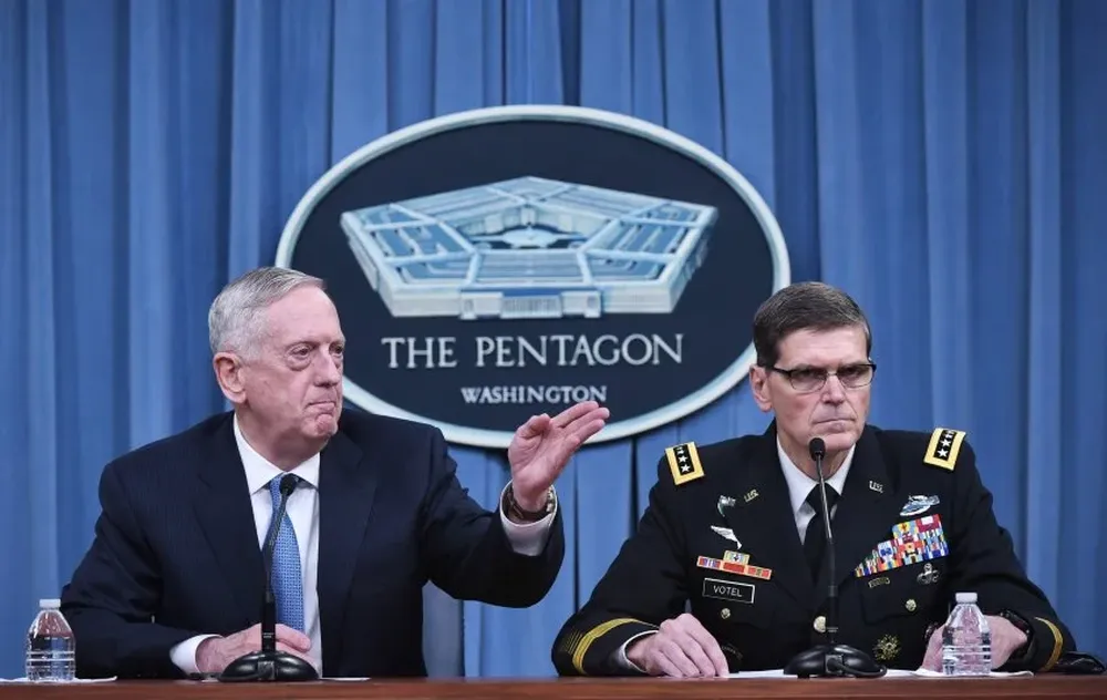 James Mattis US Secretary of Defense James Mattis y el Comandante JOseph Votel.