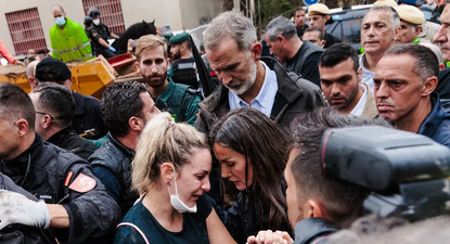 El Rey Felipe VI y la reina Letizia, junto a los habitantes de Paiporta en la Comunidad Valenciana.