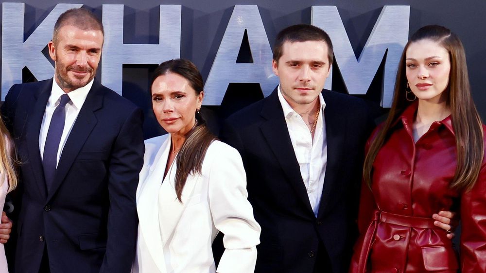 (De izquierda a derecha) David, Victoria, Brooklyn y Nicola Peltz Beckham en el estreno en Londres de Beckham en 2023.