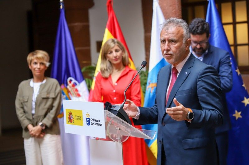 Ángel Víctor Torres, ministro de Política Territorial y Memoria Democrática y Yolanda Díaz, vicepresidenta segunda del Gobierno