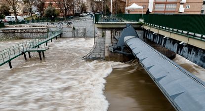 El río Manzanares a su paso por el puente de los Franceses, en Madrid, este viernes. EUROPA PRESS