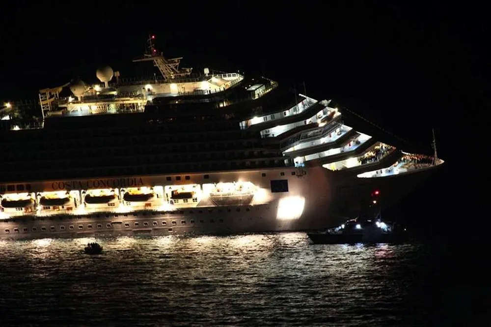 El crucero Costa Concordia se hunde en las costas italianas