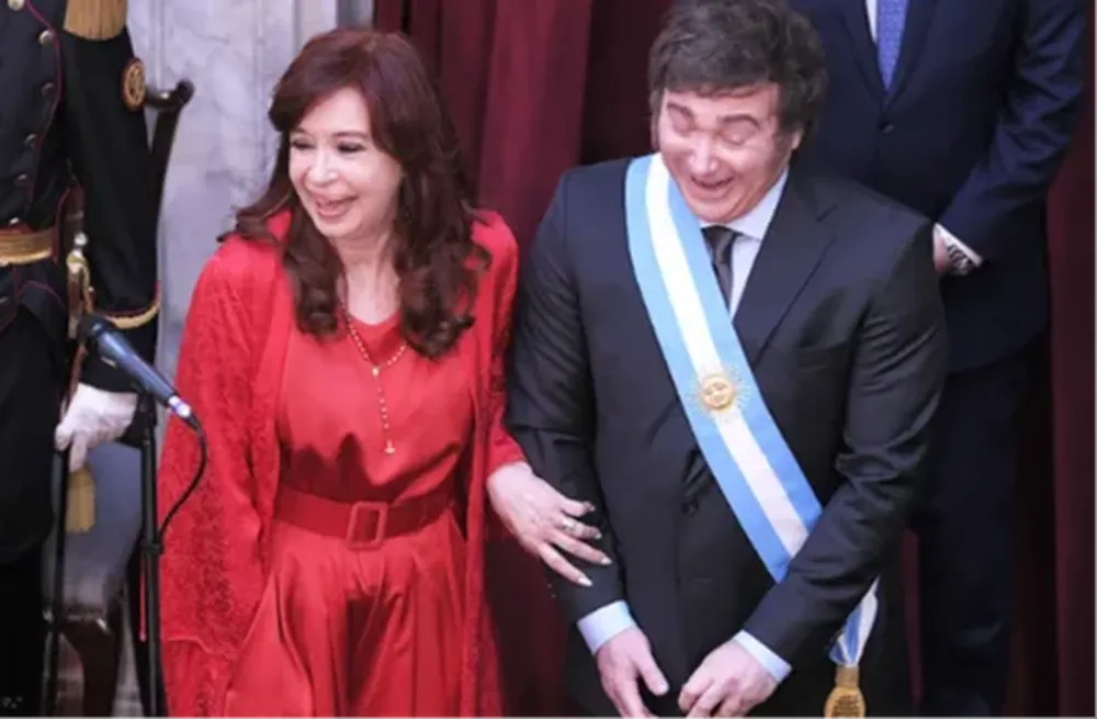 Cristina y Milei, sonrisas cómplices por el bastón