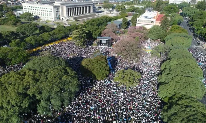 Manifestación en contra de la despenalización del aborto en los parques frente a la Facultad de Derecho en Buenos Aires
