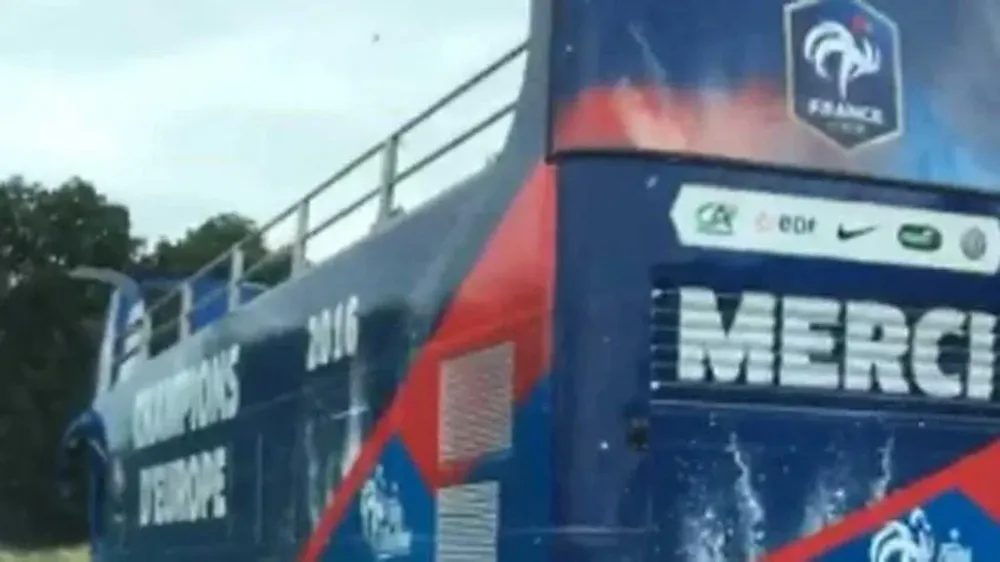 El bus ya está listo, pero Francia aún no es el campeón