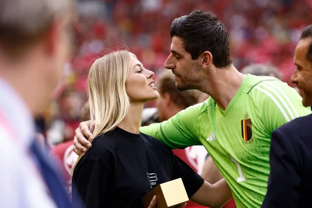 Thibaut Courtois besa a su prometida y modelo israelí Mishel Gerzig mientras celebra su partido número 100 con la selección