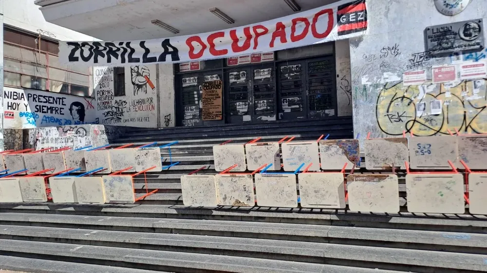 Entrada del Liceo Zorrilla tras la desocupación
