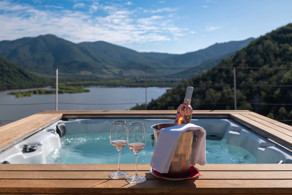 Vik Chile destaca por su techo flotante y escultura de titanio y bronce, entre medio de las montañas