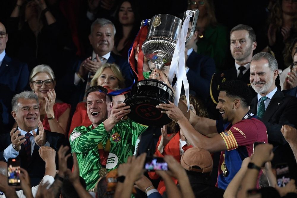 Araujo y Ter Stegen reciben la Copa del Rey de parte del Rey Felipe