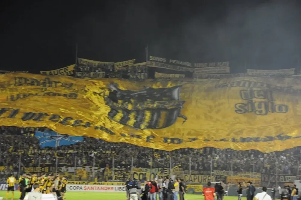 La bandera gigante que Peñarol estrenó en 2011