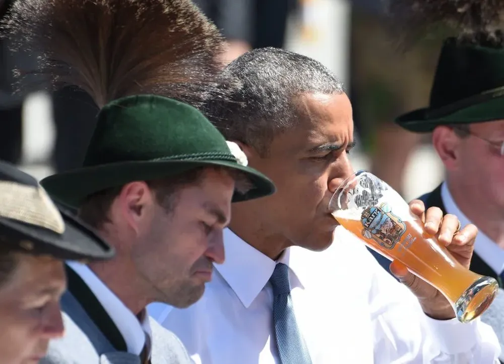 El presidente de Estados Unidos, Barack Obama, tuvo tiempo para tomar una cerveza en Kruen, Alemania, antes de dirigirse a la reunión del G7