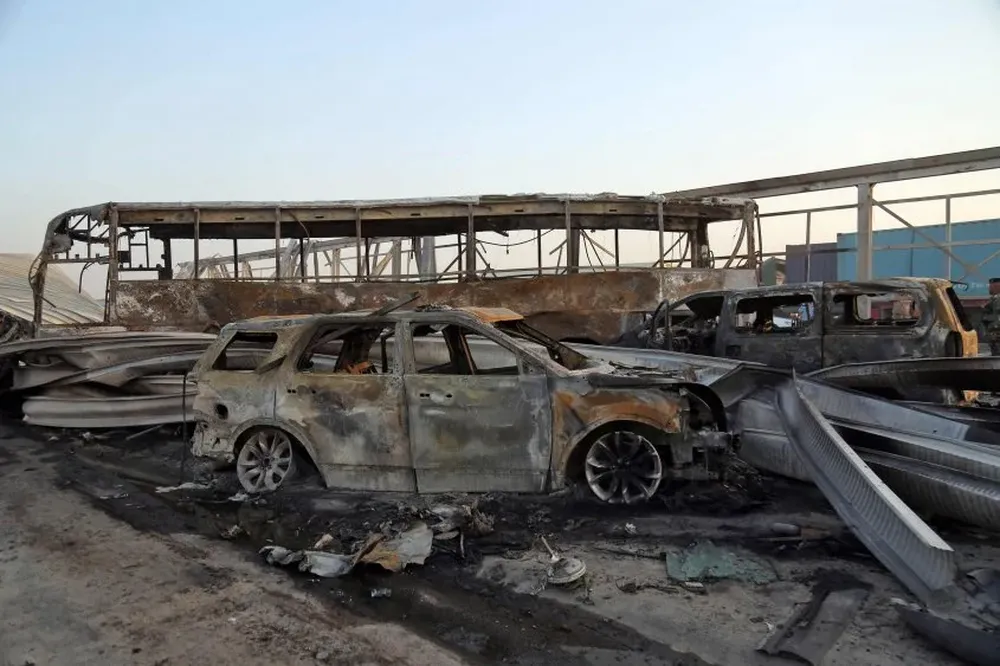 Una vista general del atentado en Nasiriya, que incluyó terrorista suicida y otros armados.
