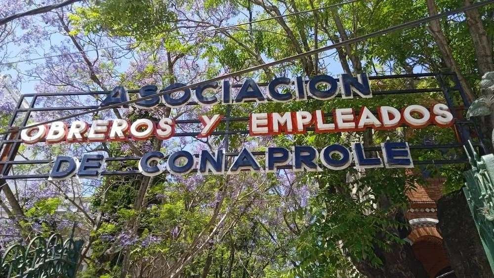 Conaprole: asamblea general de trabajadores en la sede de la AOEC.