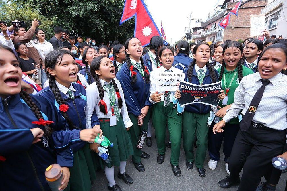 El lunes había colegialas entre los manifestantes que se manifestaban frente al parlamento nepalí en Katmandú.