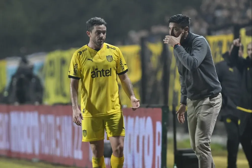 Juan Manuel Olivera le da órdenes a Lucas Hernández, el lateral izquierdo de Peñarol en el partido ante Wanderers